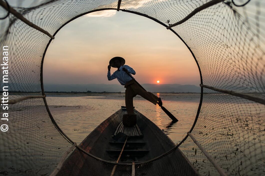 Show-kalastaja Inle-järvellä