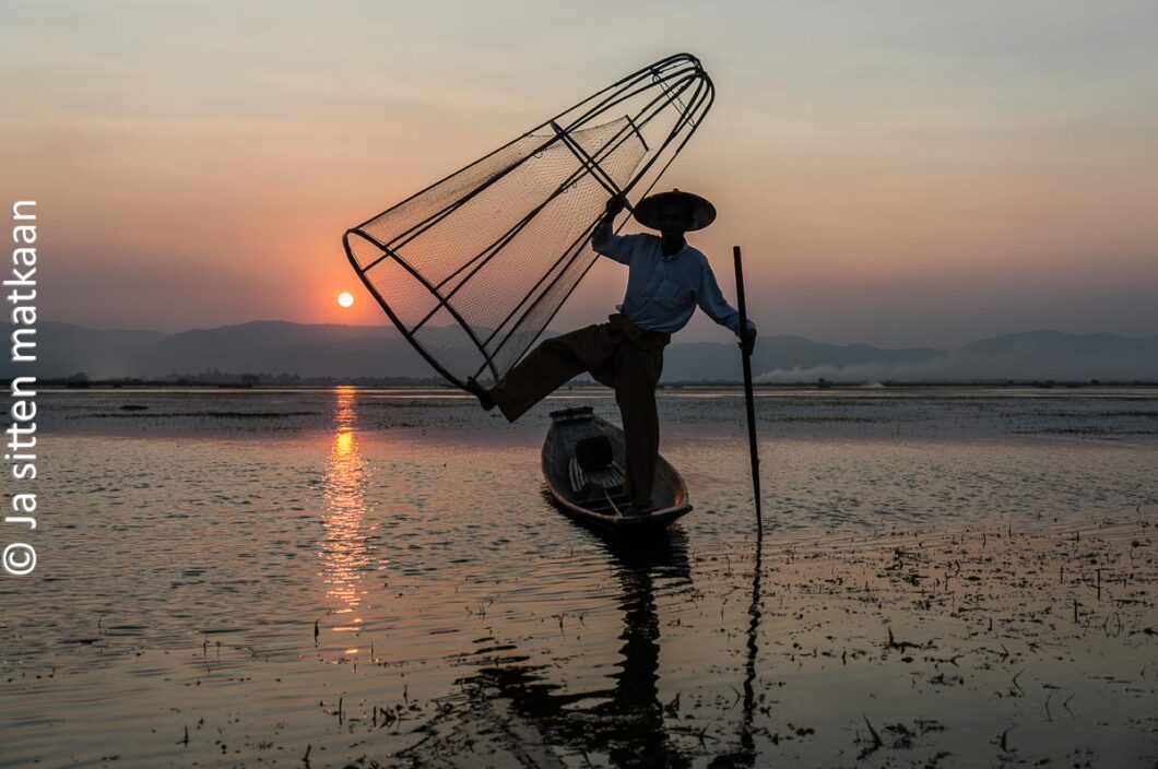 Show-kalastaja Inle-järvellä