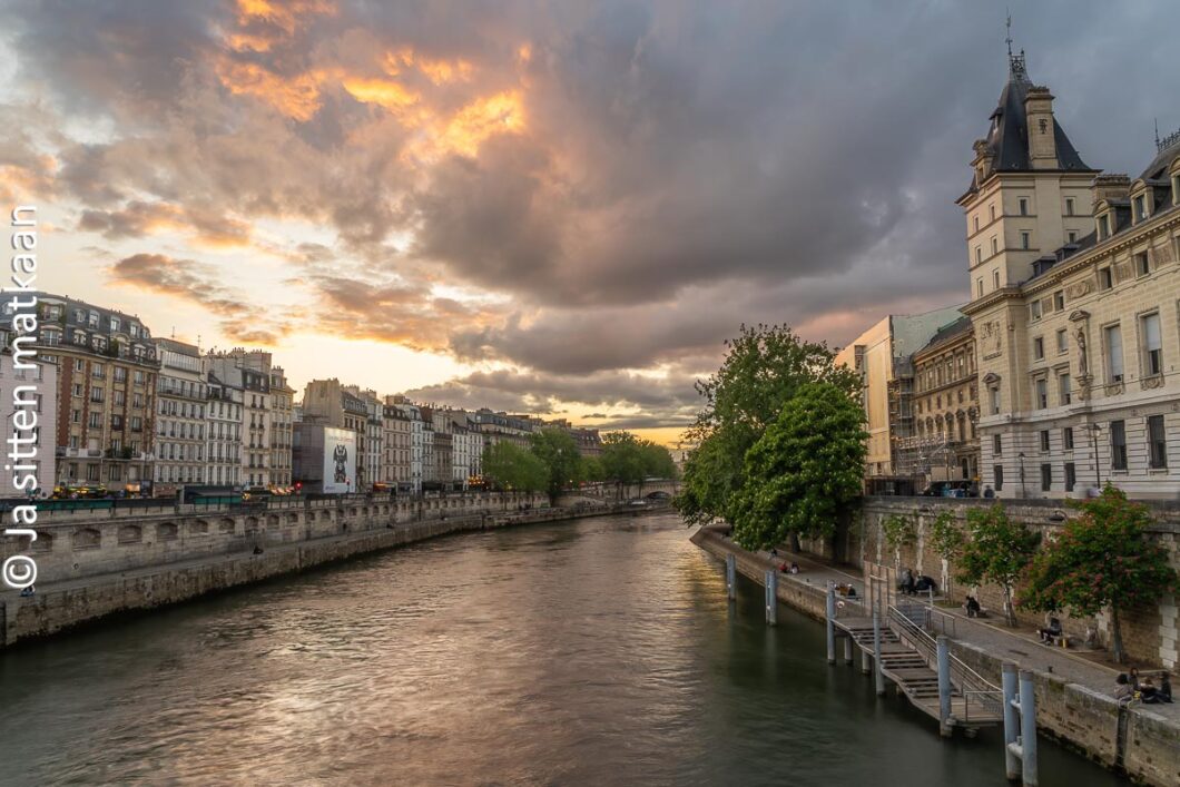Seine auringonlaskun aikaan